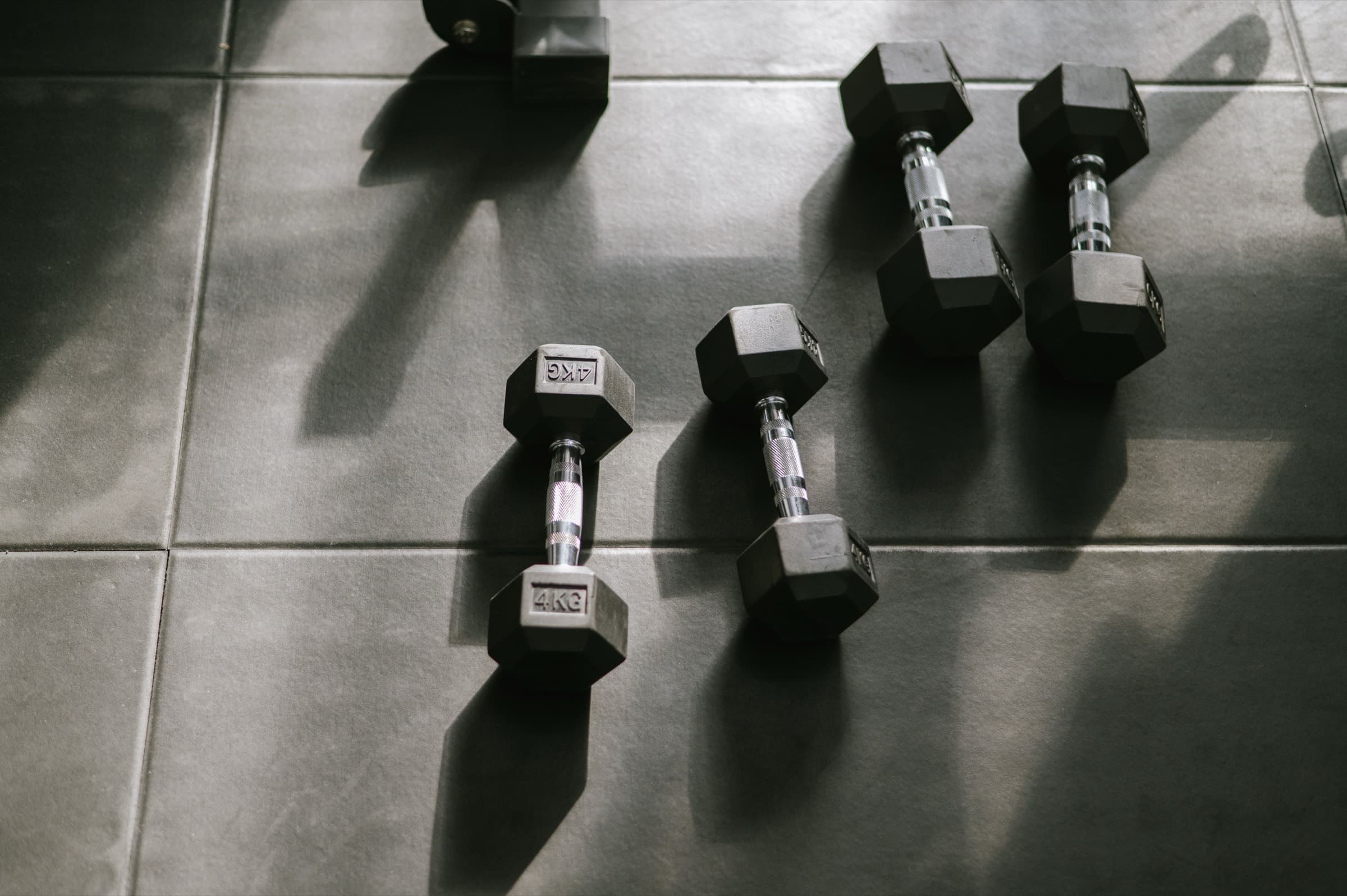 Mancuernas en el piso de entrenamiento BBH